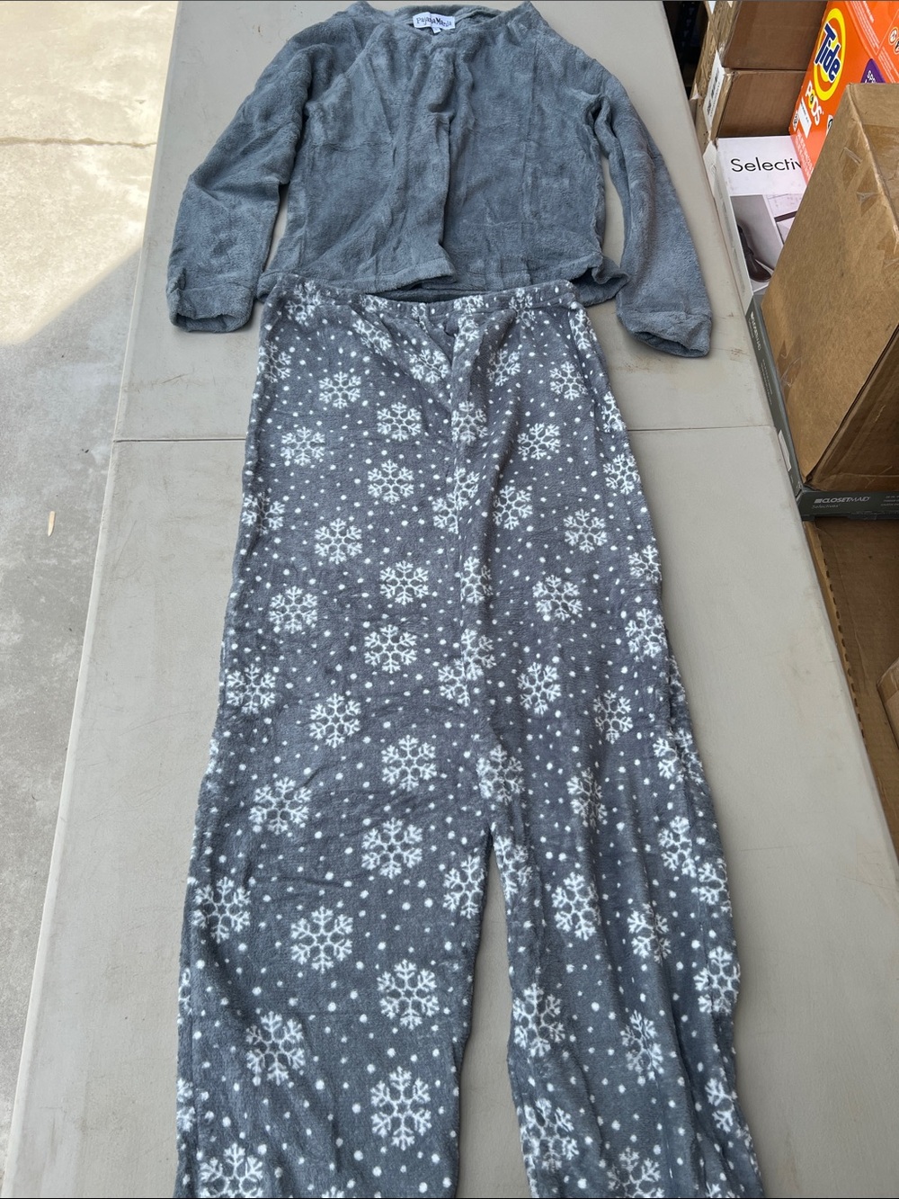 Women's Grey Snowflake Fleece Pajama Set - Cozy Lounge Top & Pants